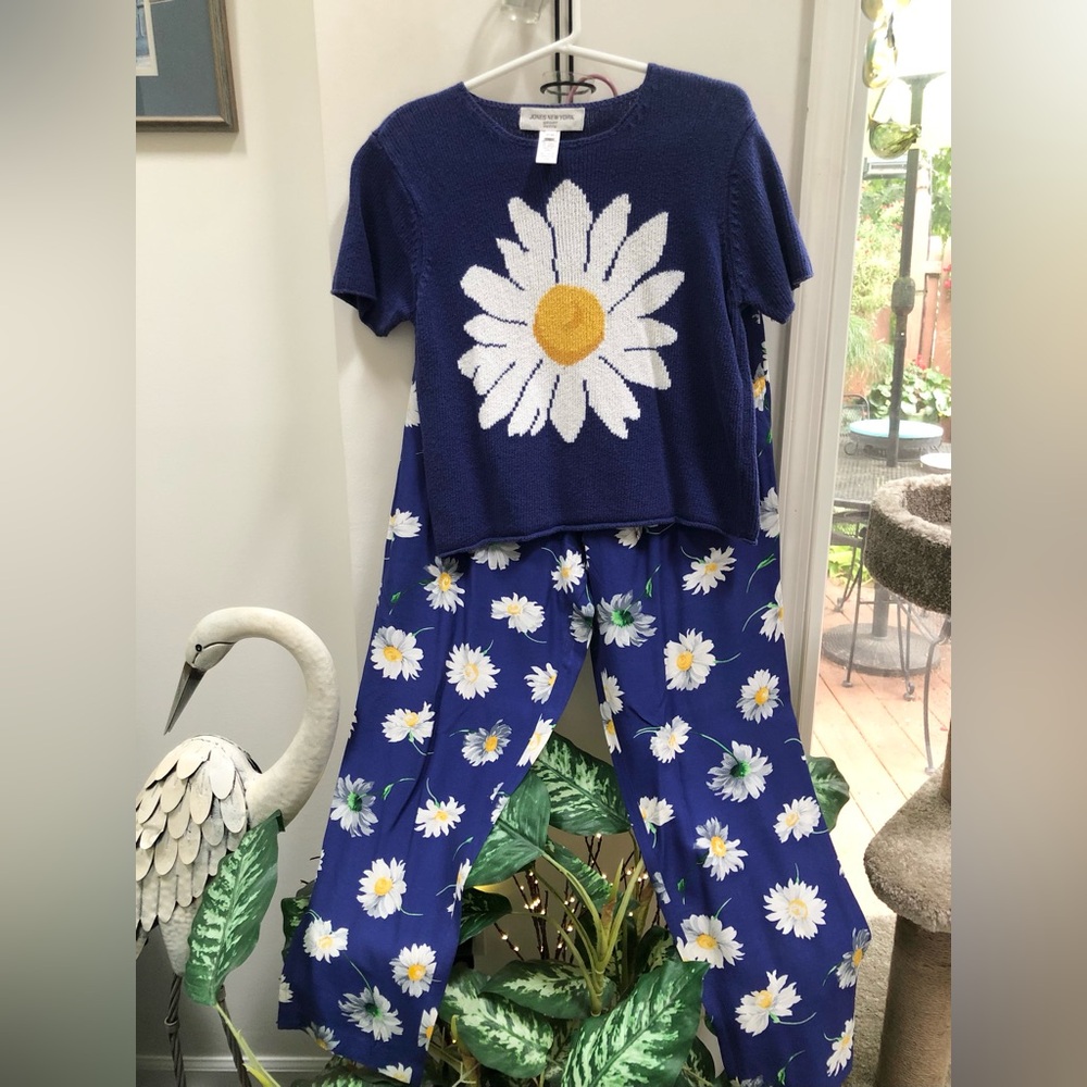 Jones New York Daisy Blue and White Rayon Sweater/Pants